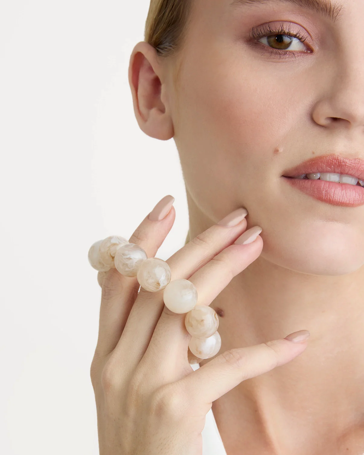 Chunky Resin Round Beaded Bracelet in Cream - Image 3