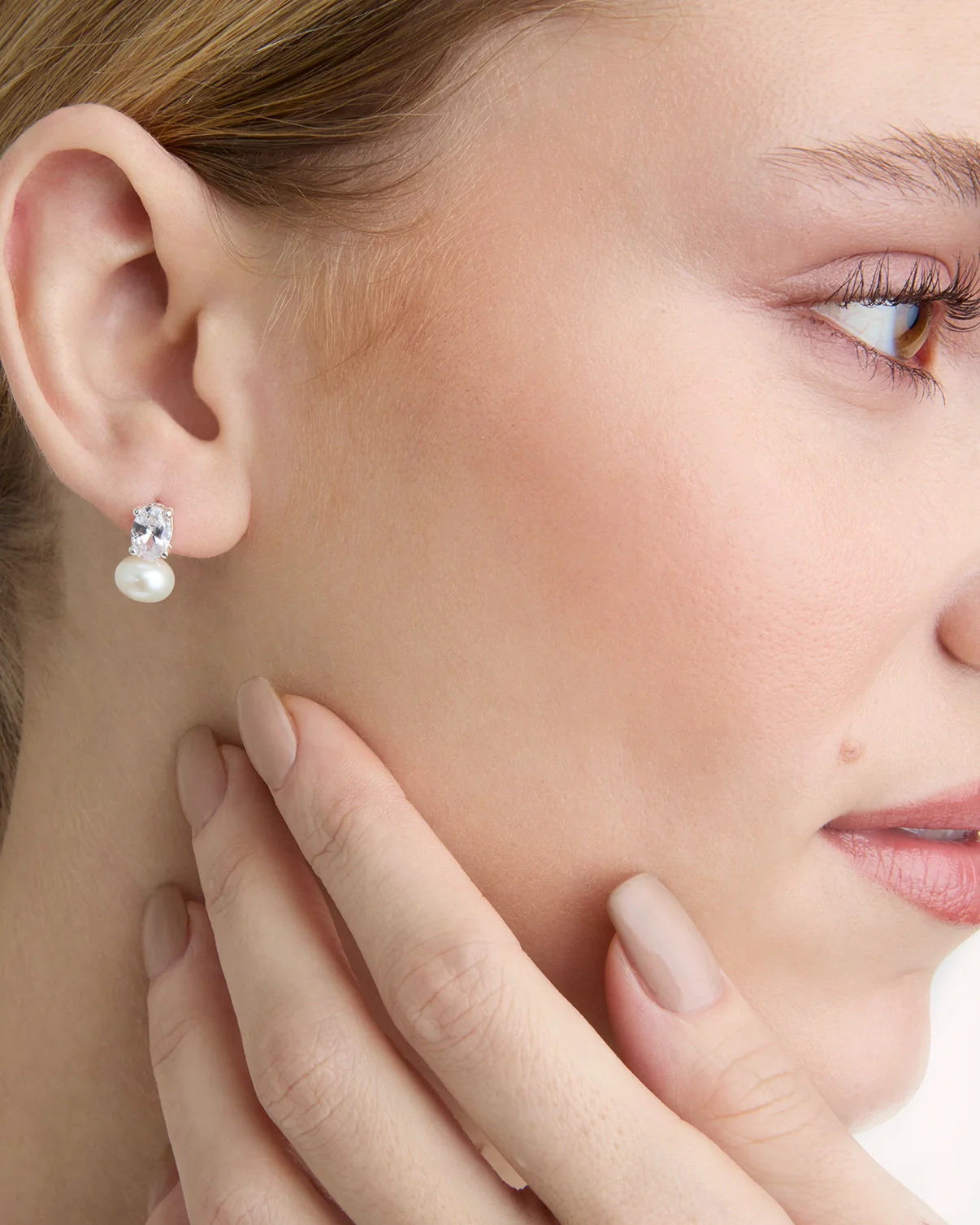Pearl Stud Earrings in Gold - Image 2
