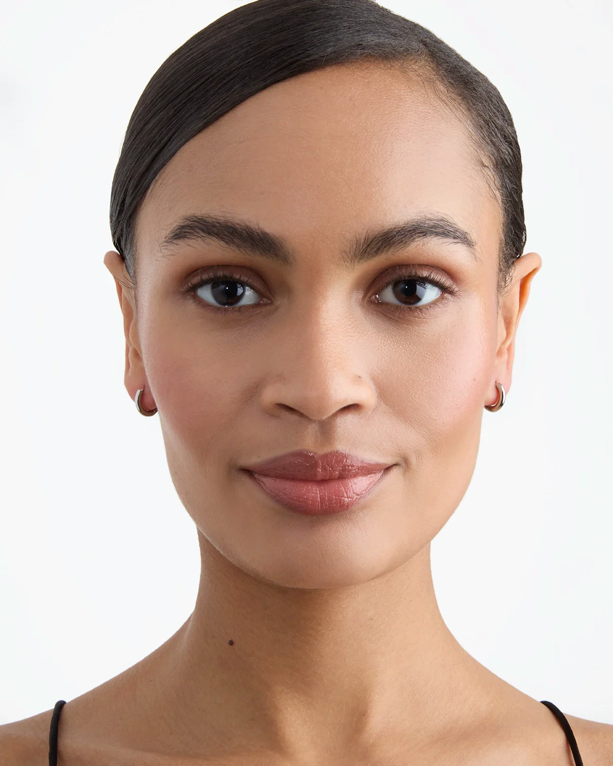 Small Circle Seamless Huggie Earrings in Silver - Image 3