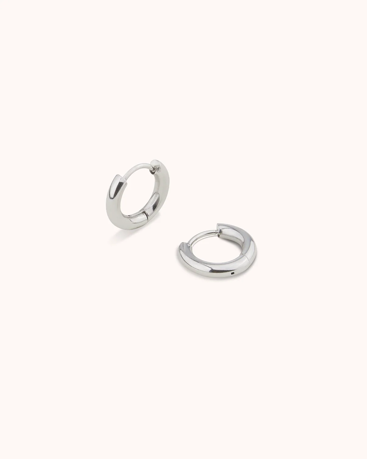 Small Circle Seamless Huggie Earrings in Silver - Image 4