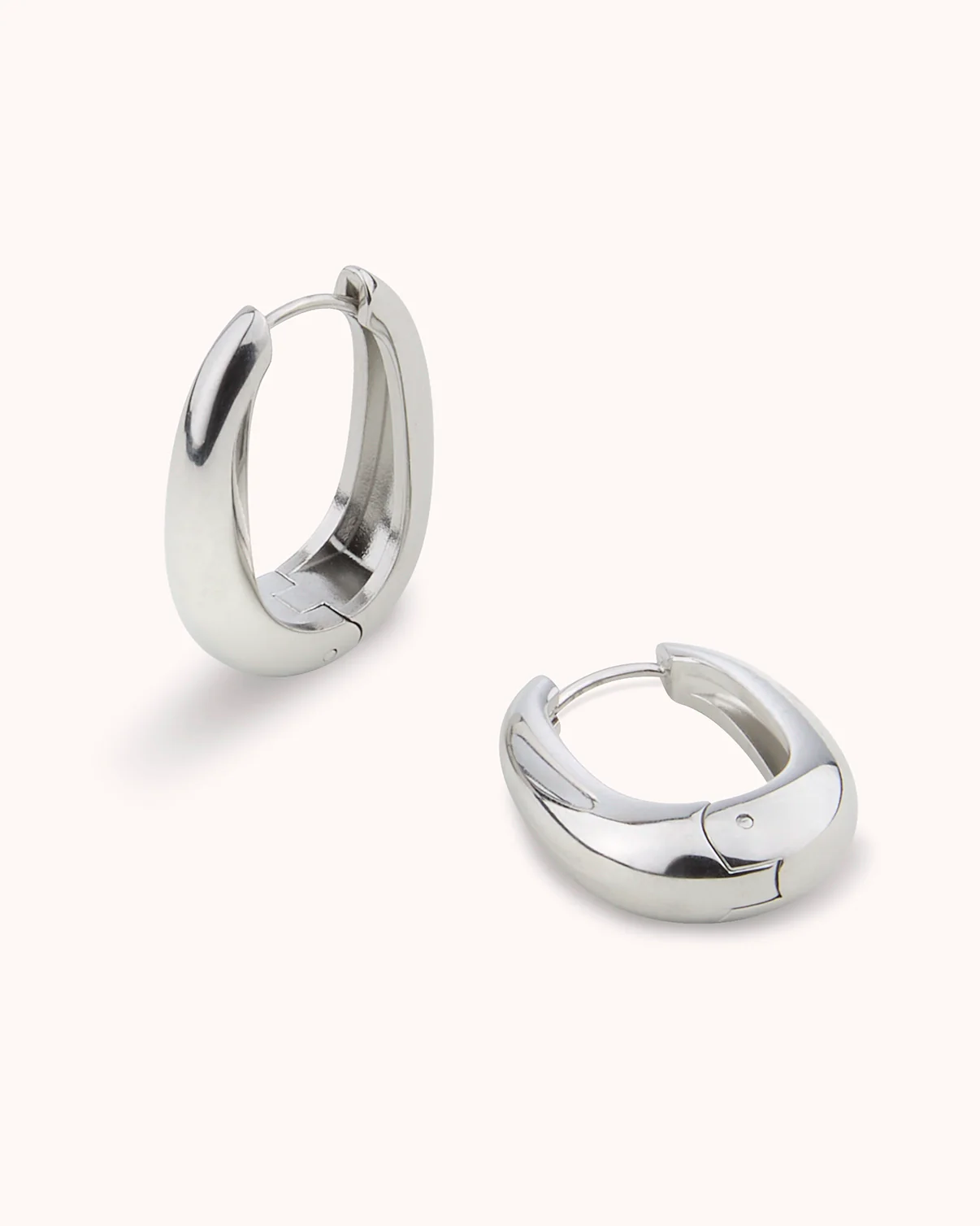 Long Oval Seamless Huggie Hoop Earrings in Silver - Image 3
