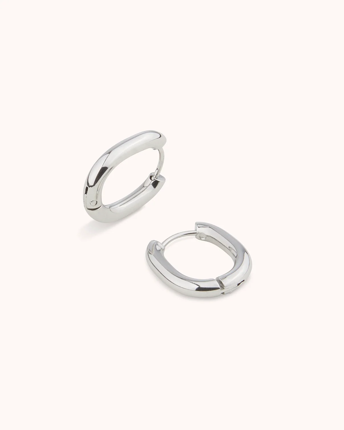 Thick Oval Seamless Huggie Hoop Earrings in Silver - Image 3