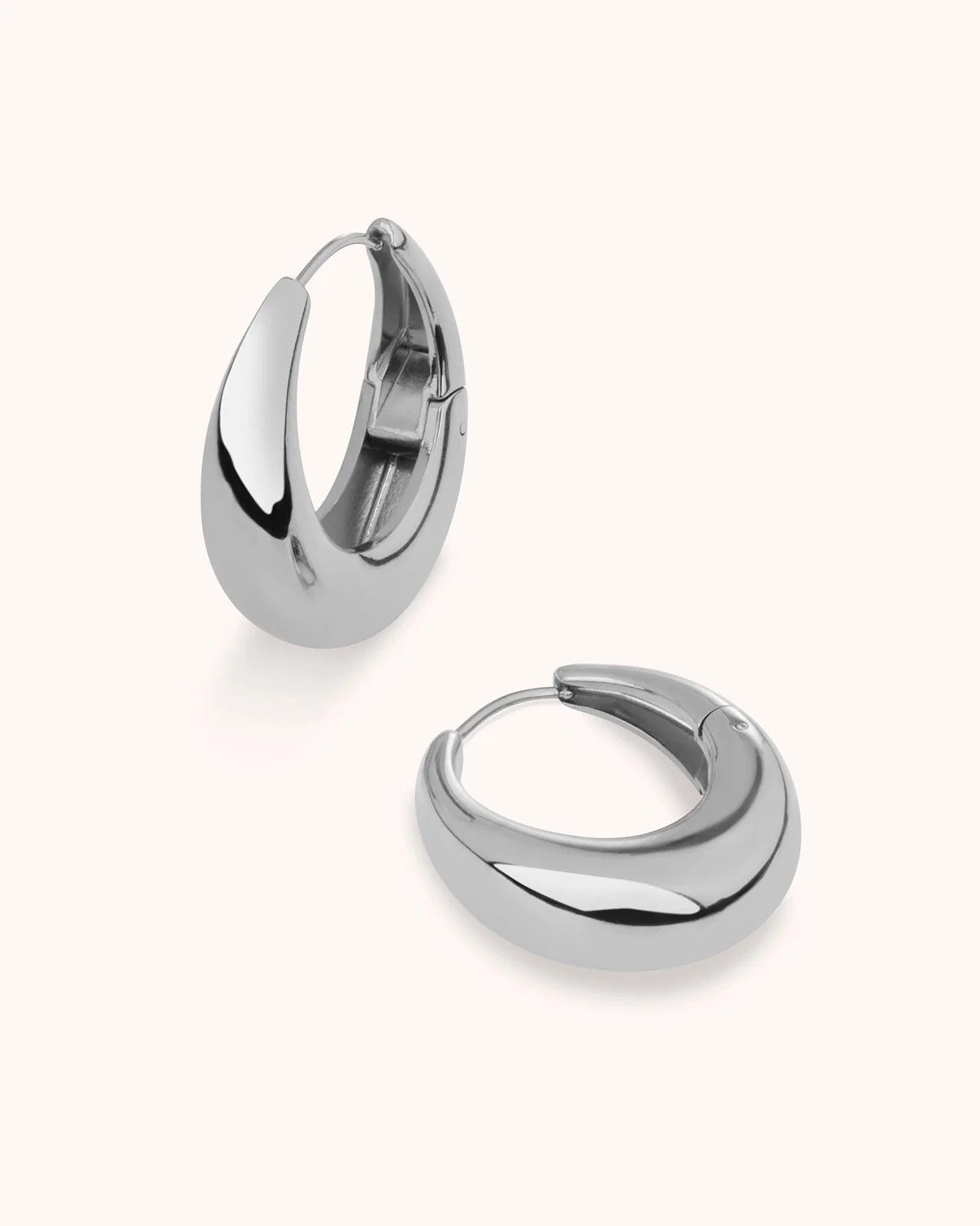 Large Oval Seamless Huggies in Silver - Image 3