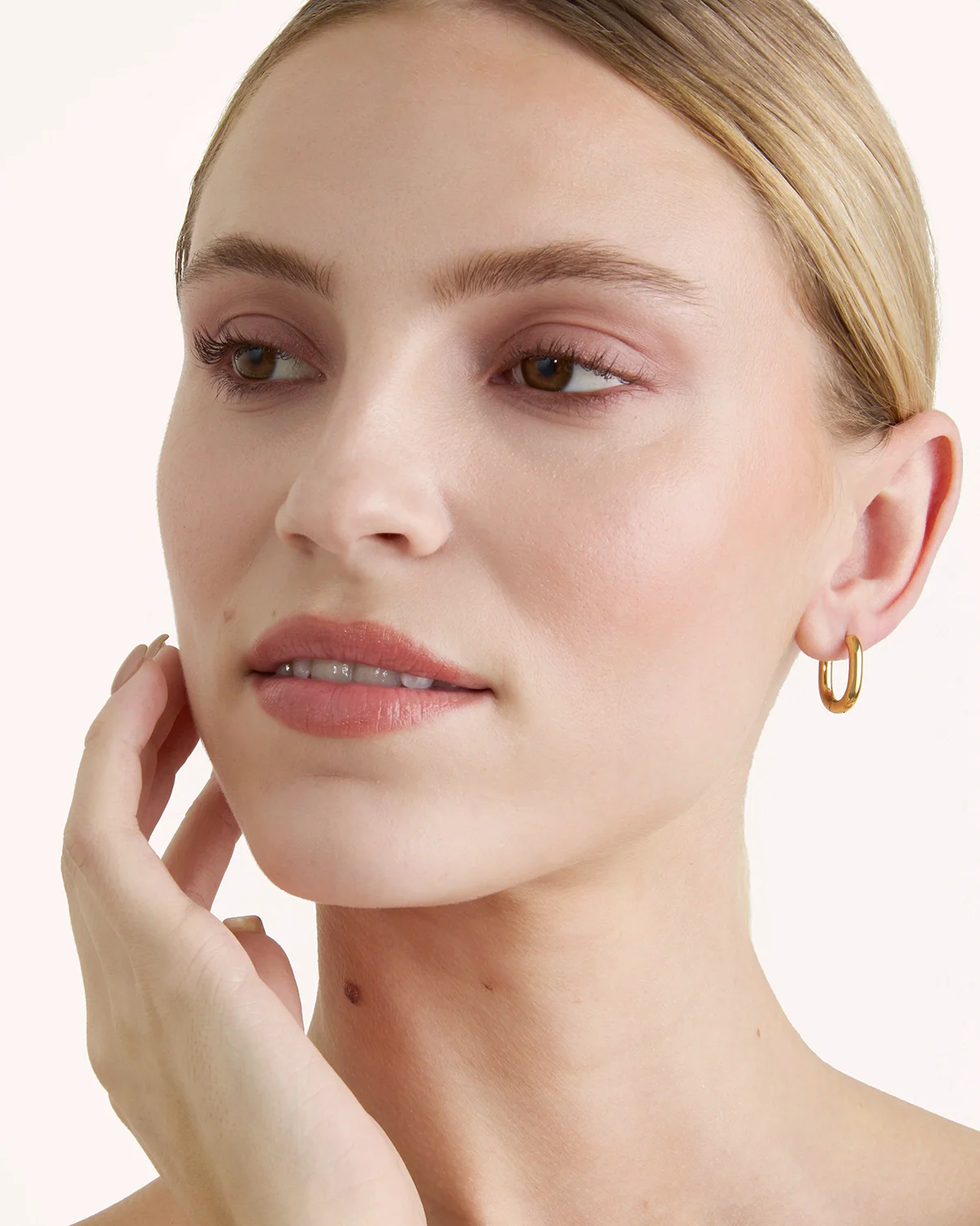Thick Oval Hoop Earrings in Gold - Image 2