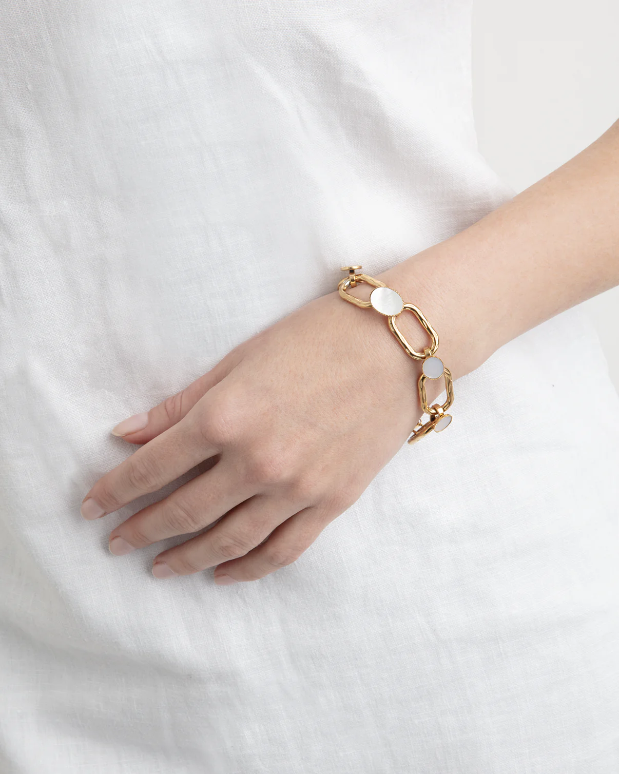 Large Pearl & Chain Bracelet in Gold - Image 2