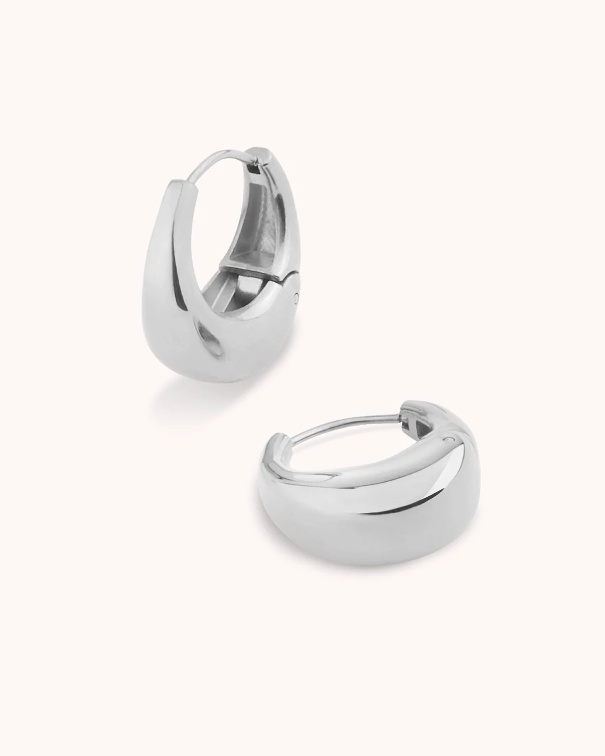 Small Circle Seamless Huggie Hoop Earrings in Silver - Image 3