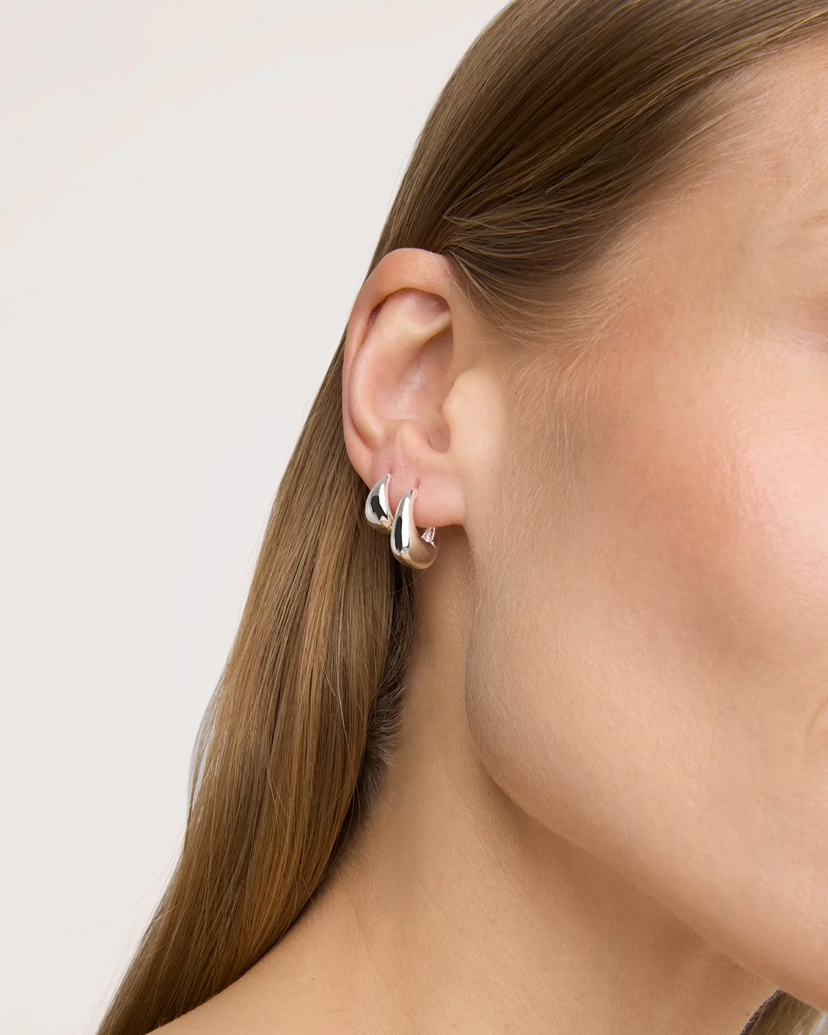Oval Seamless Huggie Hoop Earrings in Silver - Image 2