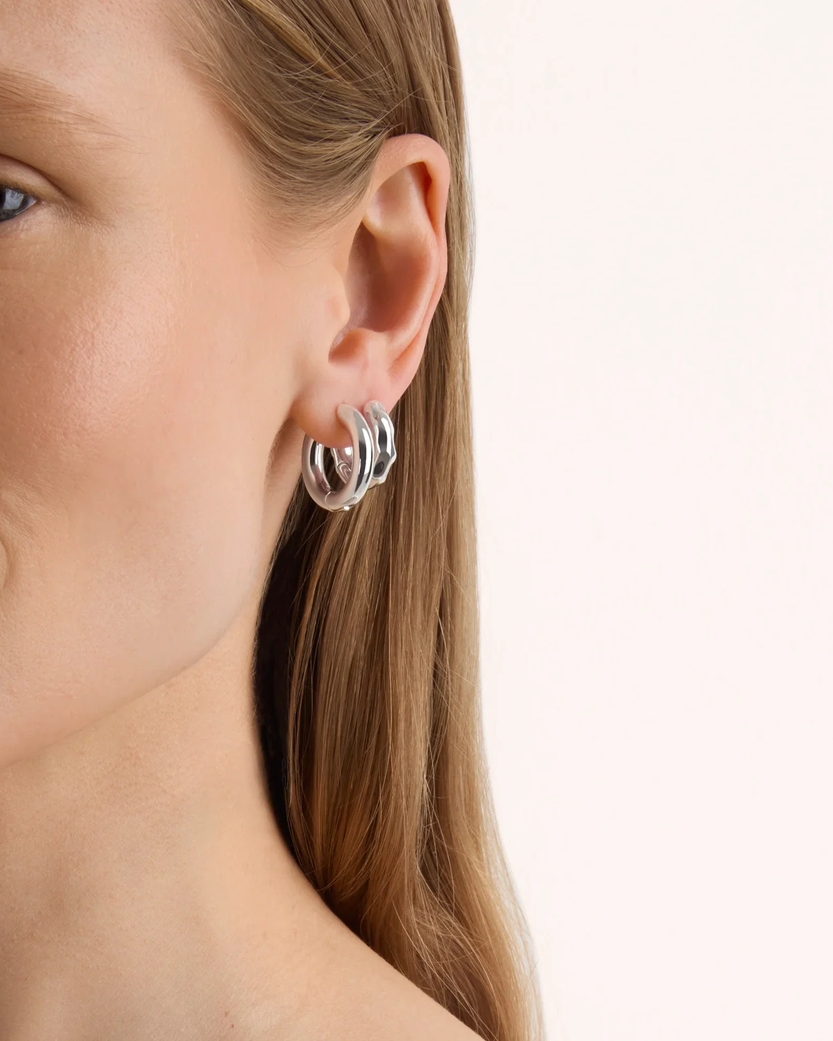 Circle Seamless Hoop Earrings in Silver - Image 2