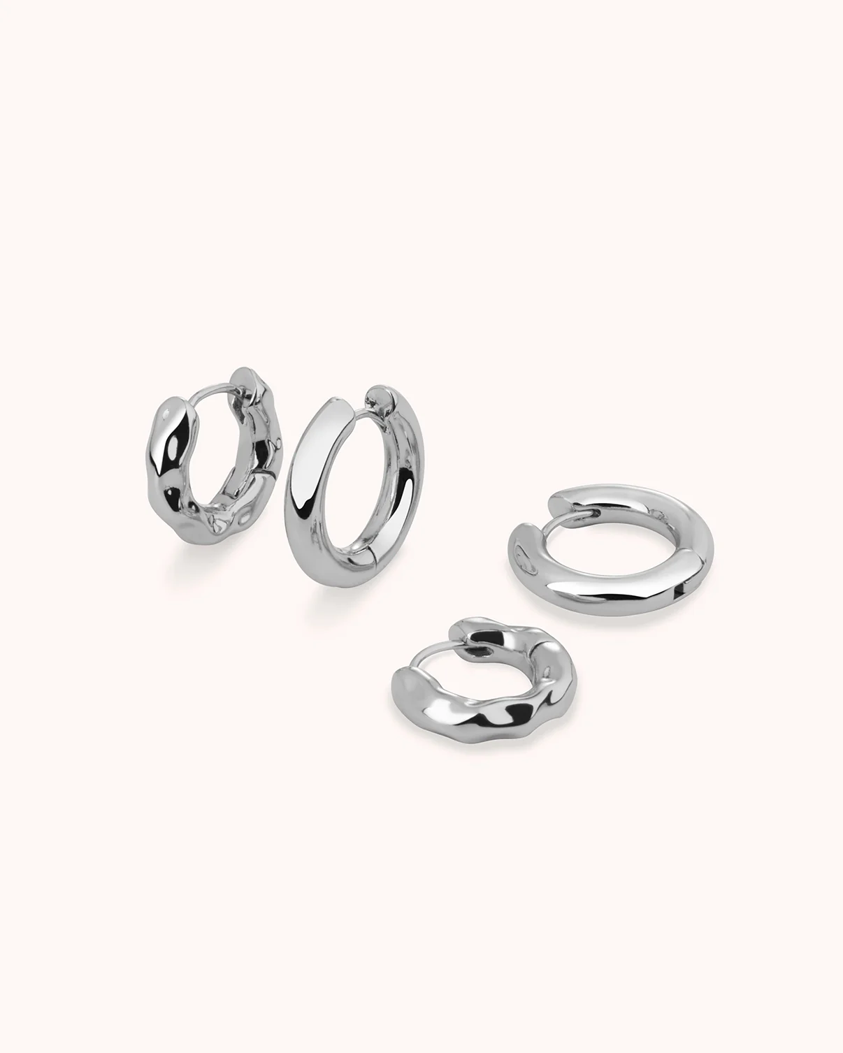 Circle Seamless Hoop Earrings in Silver - Image 3