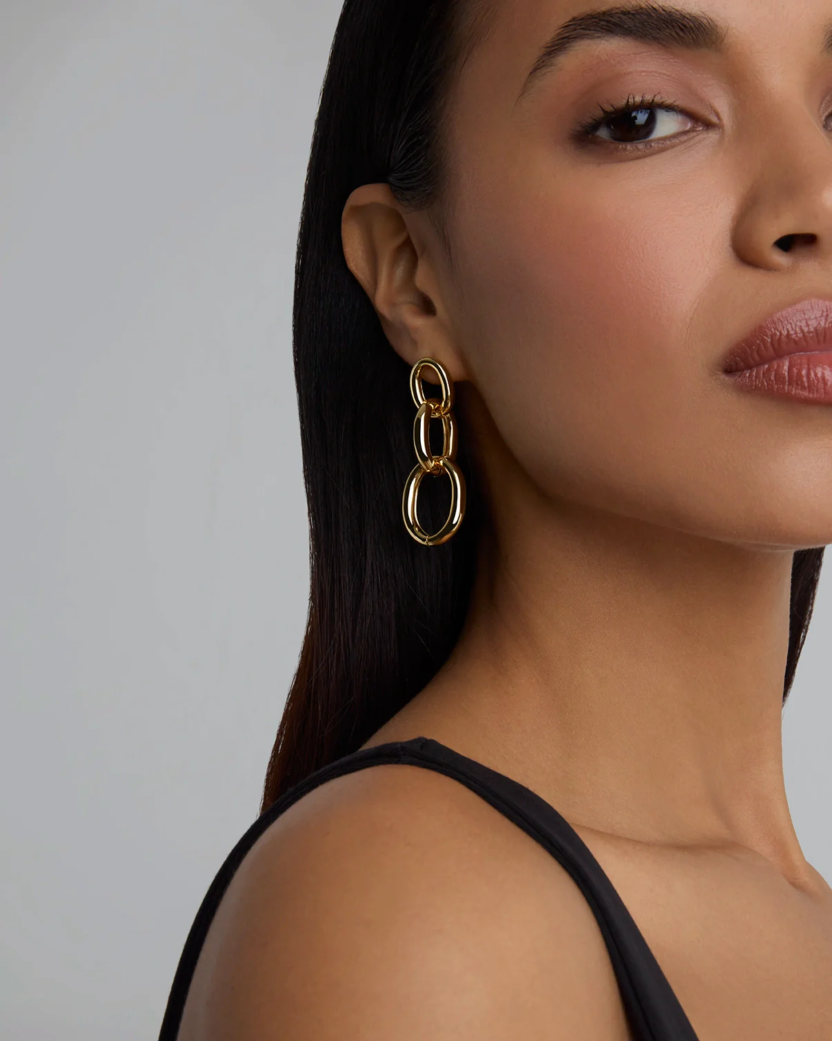 Circles Chain Drop Earrings in Gold - Image 3