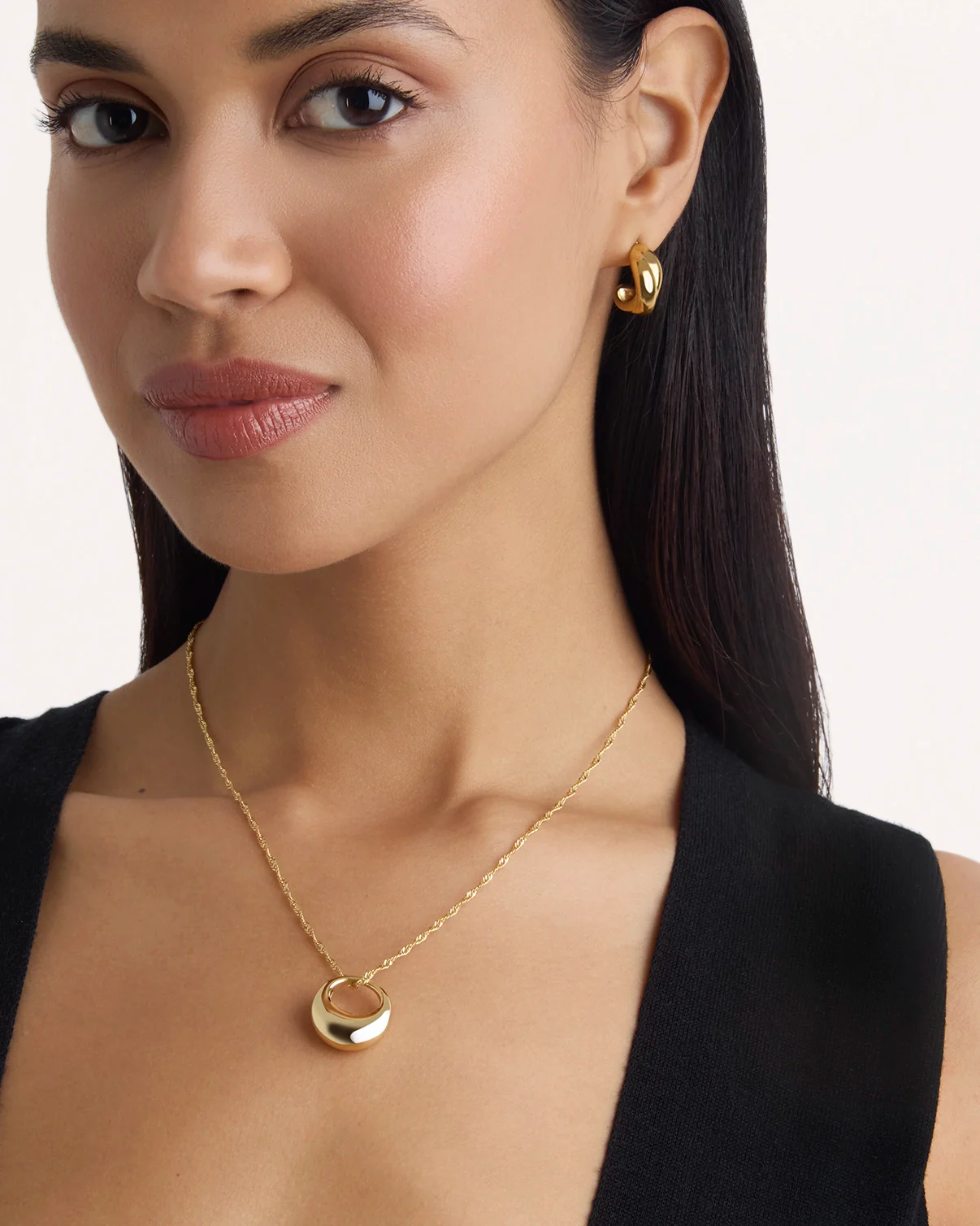 Chunky Circle Pendant Necklace in Gold - Image 2