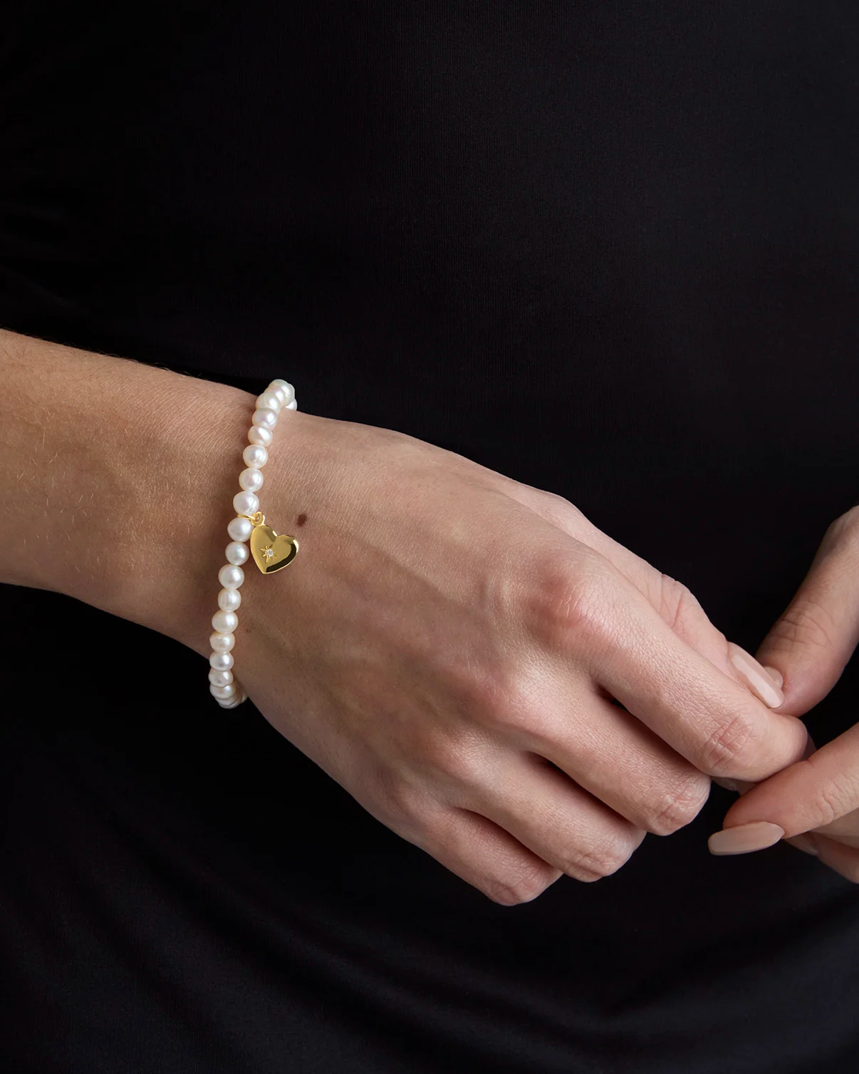 Heart Pendant Pearl Bracelet in Gold - Image 2