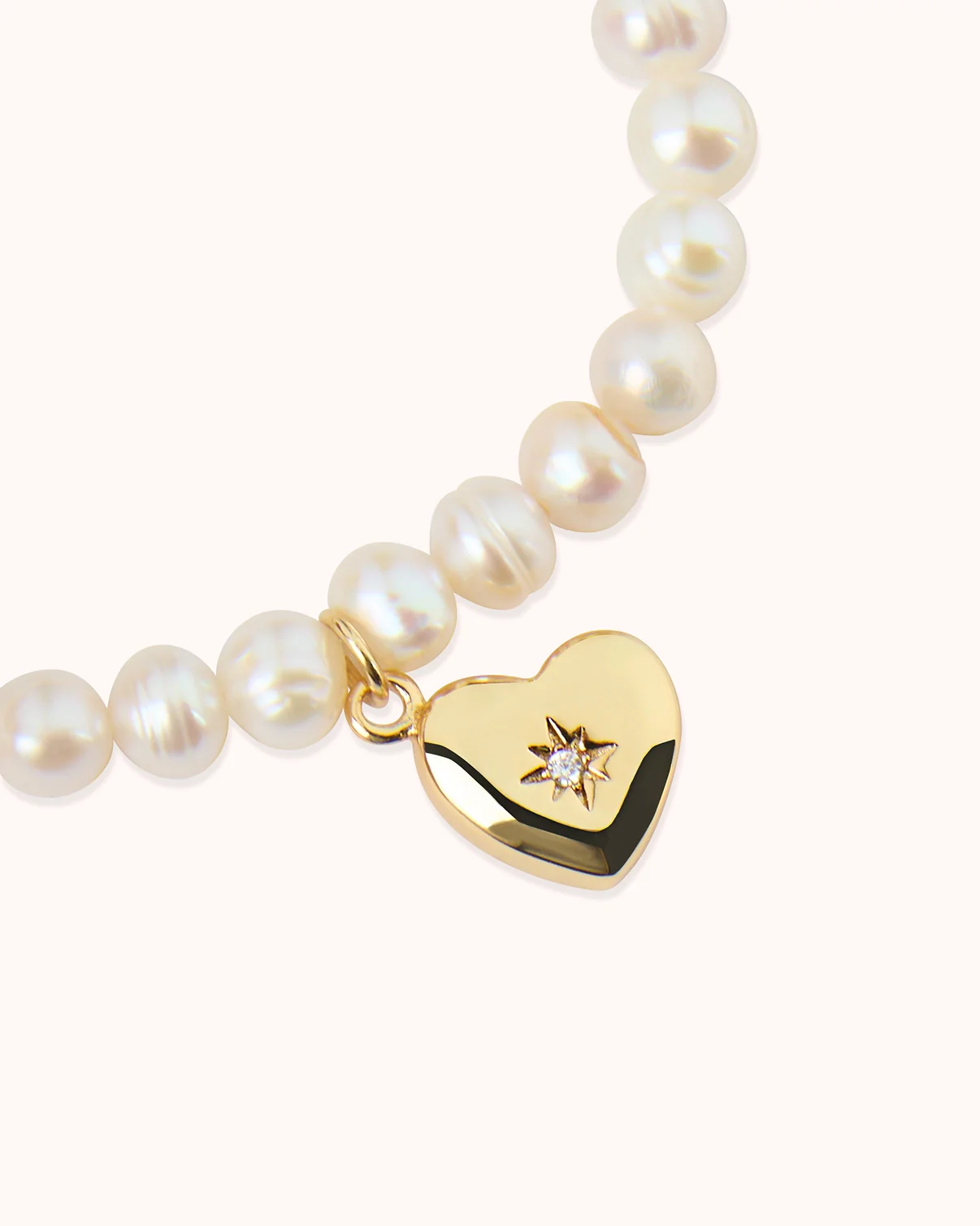 Heart Pendant Pearl Bracelet in Gold - Image 3