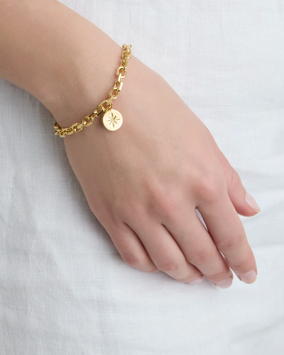 Circle Pendant Chain Bracelet in Gold - Image 2